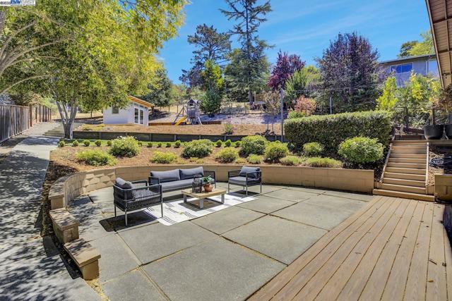 382 Castello Rd, Lafayette CA: https://media.crmls.org/mediaz/c4fafffa-3a66-4791-86ff-38586dee542d.jpg