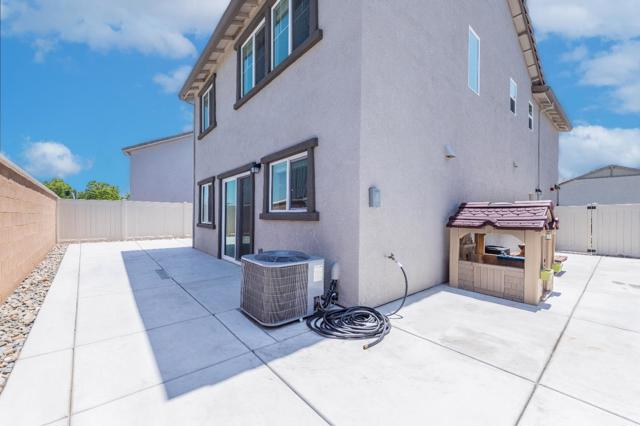 7741 Forestdale Way, Elk Grove CA: https://media.crmls.org/mediaz/c4fcfa3b-b19e-470e-aabe-b030b3e68d11.jpg
