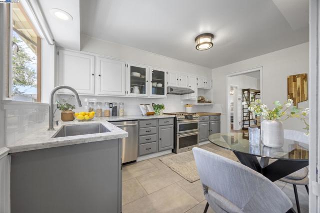 898 Union St, Alameda CA: https://media.crmls.org/mediaz/c4fd1c4a-b991-4c34-ab13-fff02cd3673b.jpg