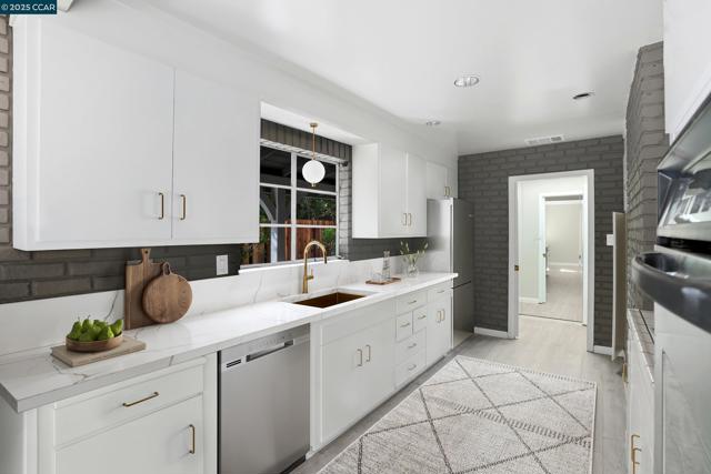 1016 Stone Valley Rd, Alamo CA: https://media.crmls.org/mediaz/c4fe7ba2-914d-4f60-b81a-50b01c107534.jpg