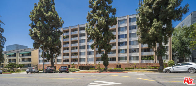 421 S La Fayette Park Place, Los Angeles CA: https://media.crmls.org/mediaz/c4ff2d2d-9f0c-4bd7-bbad-bd2035526239.jpg