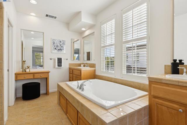 5 Cornelius Sq, Alameda CA: https://media.crmls.org/mediaz/c4ffe812-09e9-43aa-90f3-d687c4d2fbeb.jpg