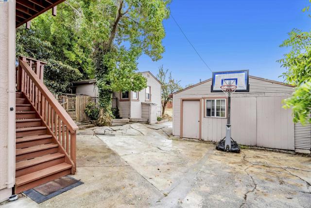 Image 18 of 23 For 22967 Maud Ave