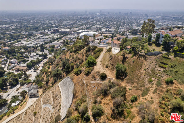 1842 N Crescent Heights Boulevard, Los Angeles CA: https://media.crmls.org/mediaz/c5005a18-3ef2-4cea-81ae-41540b99997c.jpg
