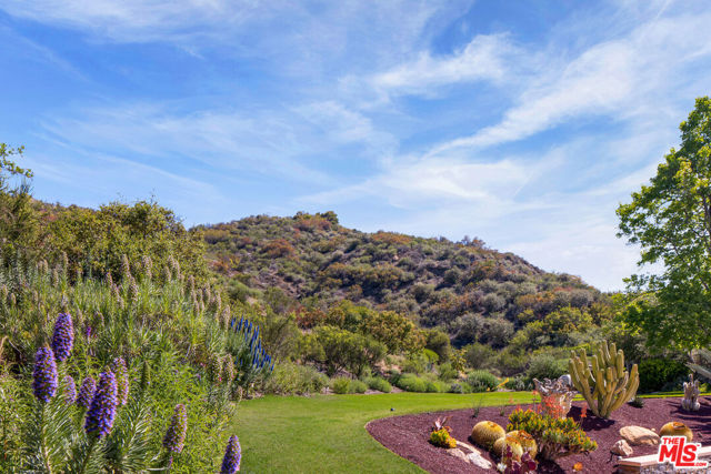 25029 Abercrombie Lane, Calabasas CA: https://media.crmls.org/mediaz/c5008aca-0b38-4687-8f30-4fe5a0766db2.jpg