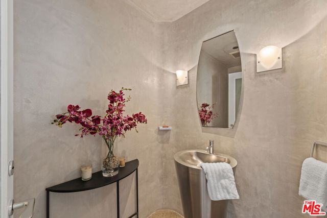 2115 3rd Street, Santa Monica CA: https://media.crmls.org/mediaz/c5008fdc-4429-4911-b571-6ae7614c7207.jpg