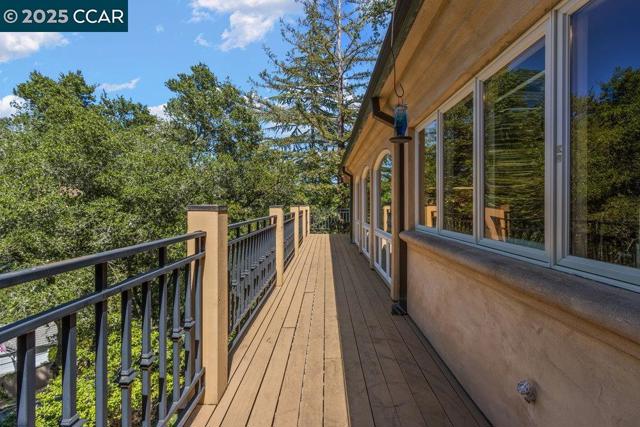 3949 Canyon Rd, Lafayette CA: https://media.crmls.org/mediaz/c501b614-150f-42da-8375-c8dfe893a92e.jpg