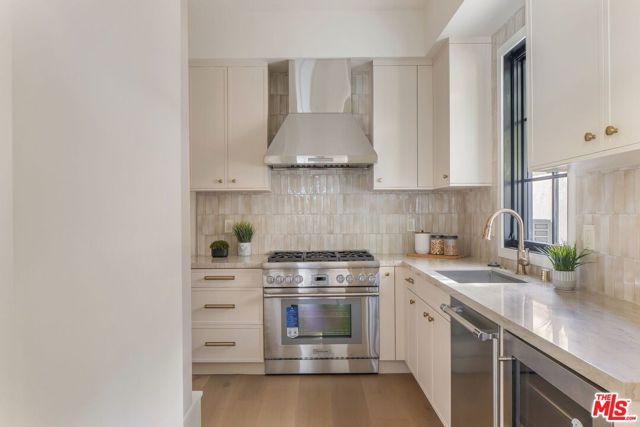 3935 Rhodes Avenue, Studio City CA: https://media.crmls.org/mediaz/c501dbec-241c-4193-8666-d91e5f34d699.jpg