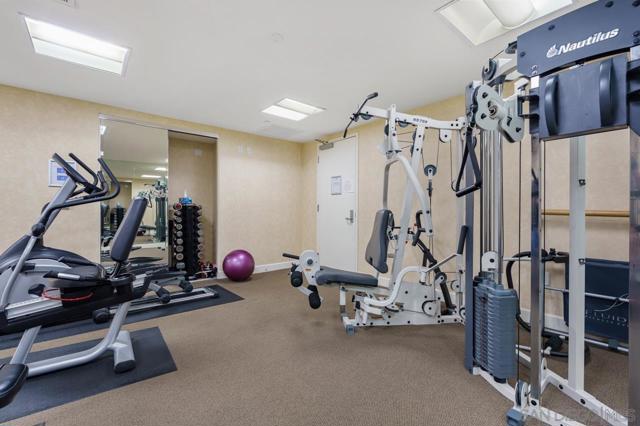 1040 Genter St, La Jolla CA: https://media.crmls.org/mediaz/c5037cc7-39af-4050-be18-39ee73a3fdd1.jpg