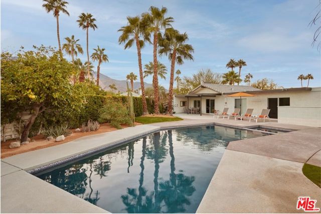 2291 E Calle Papagayo, Palm Springs CA: https://media.crmls.org/mediaz/c5037e58-8aa3-4673-b54b-df0bd1edf600.jpg