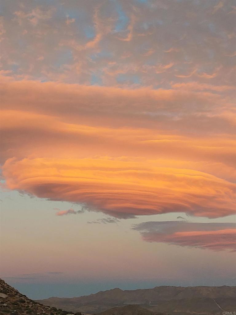 https://media.crmls.org/mediaz/c504e74c-eb62-4dc3-9bb1-e61b391d79eb.jpg?preset=X-Large