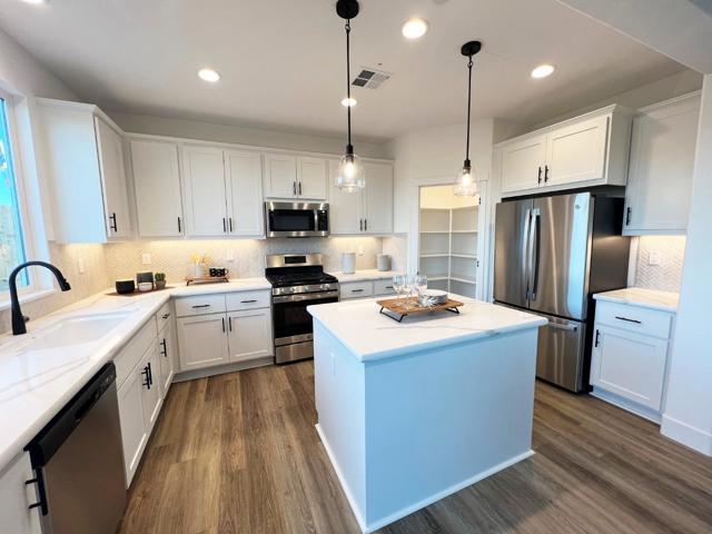 1183 Scout Peak Way, Hollister CA: https://media.crmls.org/mediaz/c50576b3-569c-411b-8a1c-0f4bc61c67df.jpg