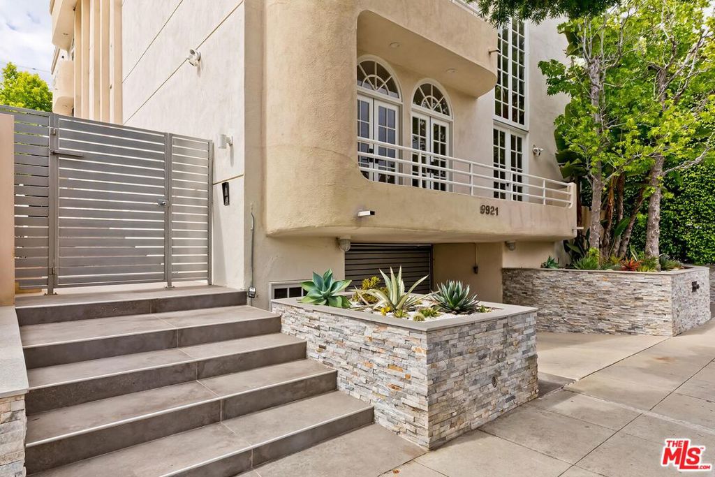 https://media.crmls.org/mediaz/c505e92f-4ce6-4b0e-ba61-ba183d30ab6f.jpg?preset=X-Large