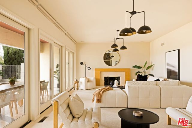 5284 Los Diegos Way, Los Angeles CA: https://media.crmls.org/mediaz/c5060cc1-1cd7-4ece-b490-7ee758a501c0.jpg