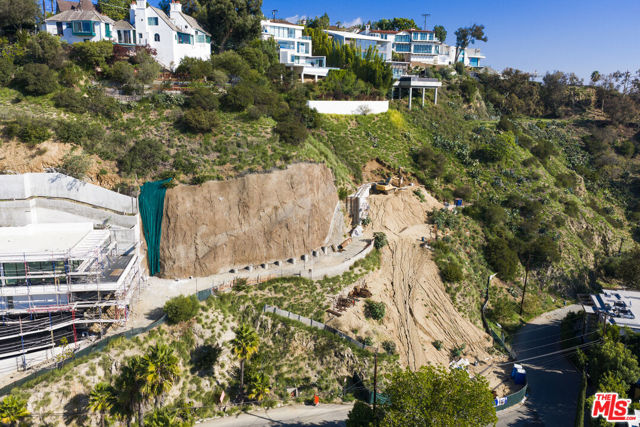 2004 Sunset Plaza Drive, Los Angeles CA: https://media.crmls.org/mediaz/c5063025-5801-467f-a52f-66b8eed4cf06.jpg