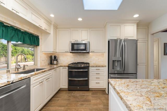1745 Tamarack Ave, Carlsbad CA: https://media.crmls.org/mediaz/c50640e4-cc4b-4b26-9c76-119b8be362bf.jpg
