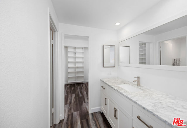 321 S San Vicente Boulevard, Los Angeles CA: https://media.crmls.org/mediaz/c506498b-9a76-4f23-9b25-7af95d1529e1.jpg