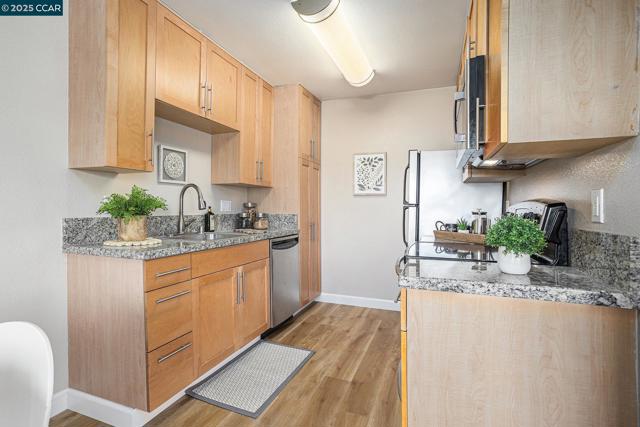 205 Masters Ct, Walnut Creek CA: https://media.crmls.org/mediaz/c5069078-7ee6-47da-a81b-d9f5ed695f37.jpg