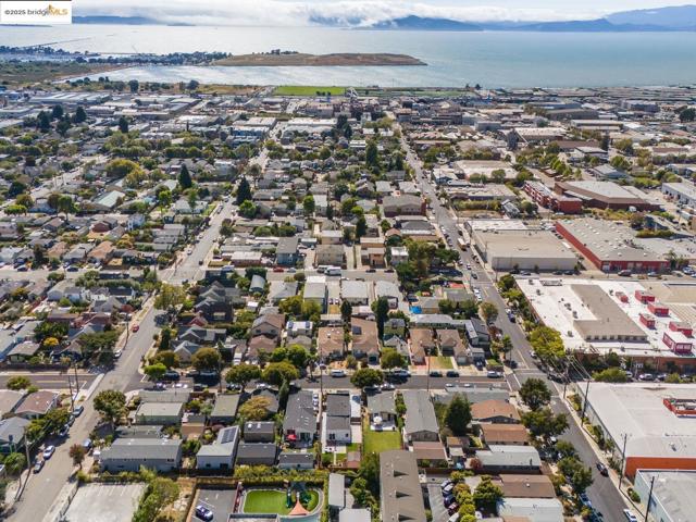 1415 10Th St, Berkeley CA: https://media.crmls.org/mediaz/c5071647-f9f8-4fb5-afa0-7872e5859392.jpg