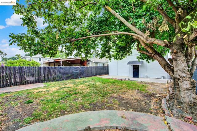 2524 Parker Ave, Oakland CA: https://media.crmls.org/mediaz/c50800b1-ad19-4756-875c-9cbf0b0cc0b3.jpg