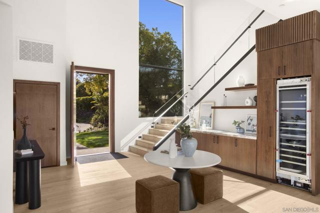 2448 Sagebrush Ct, La Jolla CA: https://media.crmls.org/mediaz/c50a0ed2-cdcb-48e2-aad8-8a87ebd38368.jpg