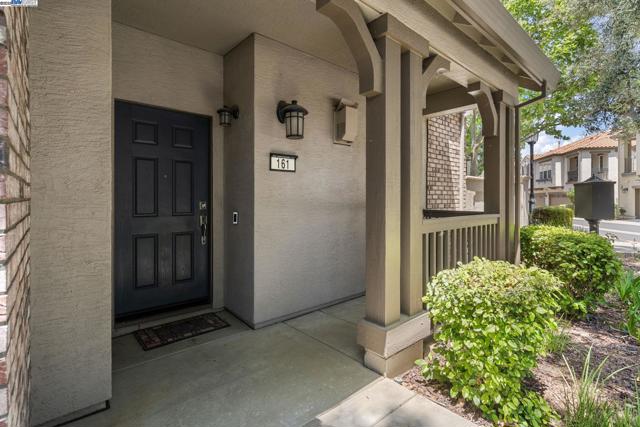 161 W Luna Loca Ln, Mountain House CA: https://media.crmls.org/mediaz/c50a859d-fb9c-4069-856d-a91cf0296442.jpg