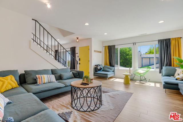 5343 TENDILLA Avenue, Woodland Hills CA: https://media.crmls.org/mediaz/c50aa580-19b4-4f73-9724-0e4e13c0a5d7.jpg
