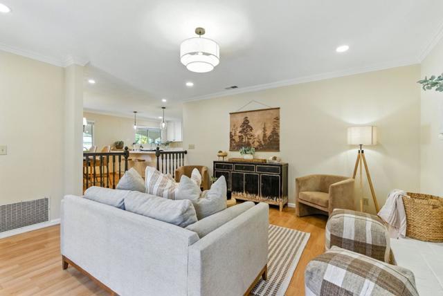 2188 Yorkshire Way, Mountain View CA: https://media.crmls.org/mediaz/c50bd5b3-808e-4726-b221-ede7f628145e.jpg