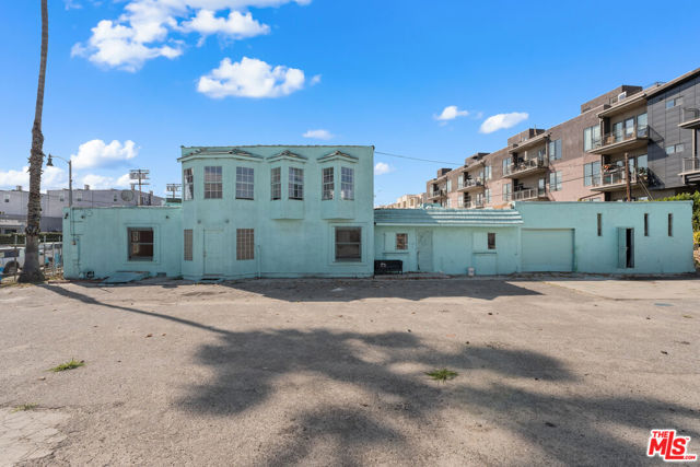 3051 N Coolidge Avenue, Los Angeles CA: https://media.crmls.org/mediaz/c50d1063-0cb1-4585-bd44-2f6e6ffb3d48.jpg