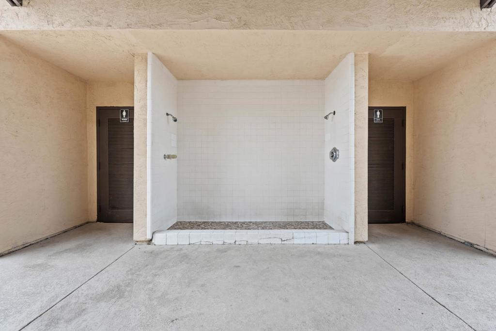 https://media.crmls.org/mediaz/c50d34a2-9a39-4137-acb6-42dfbb973bcb.jpg?preset=X-Large