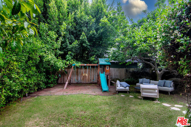 565 N Arden Boulevard, Los Angeles CA: https://media.crmls.org/mediaz/c50e0dd2-8250-4642-92a7-2f5c6123615d.jpg