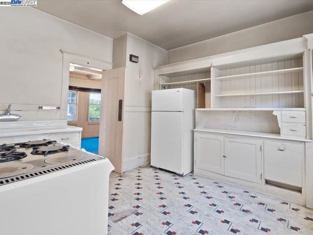 1013 Chestnut St, Oakland CA: https://media.crmls.org/mediaz/c50ef771-08bb-4dbe-ab65-c301fc90391a.jpg