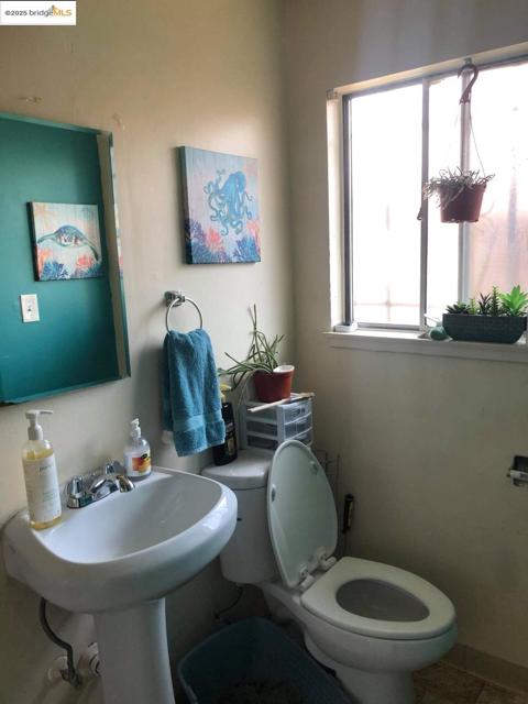 3681 39Th Ave, Oakland CA: https://media.crmls.org/mediaz/c50f256f-693c-4906-974d-86a3517b7987.jpg