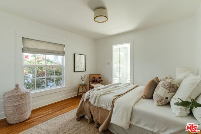 5421 Stratford Road, Los Angeles CA: https://media.crmls.org/mediaz/c5102213-a6aa-49d5-9064-f352fe8a5b1e.jpg
