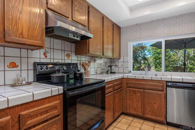 1440 Tennis Match Way, Encinitas CA: https://media.crmls.org/mediaz/c5113aec-2f7b-49e6-9829-c57a38d6dd46.jpg