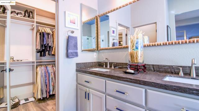 881 Inverness Ln, Brentwood CA: https://media.crmls.org/mediaz/c511587c-f9ef-49a3-bd76-538163115d70.jpg