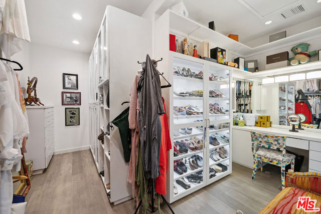 18141 Green Meadow Drive, Encino CA: https://media.crmls.org/mediaz/c5137fa1-a0a5-46df-9999-0578f72e6a94.jpg