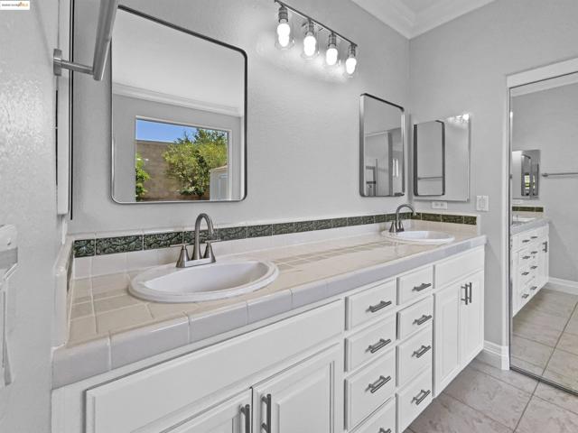 1127 Santa Margherita Way, Brentwood CA: https://media.crmls.org/mediaz/c513c19b-5e2d-4864-b527-be83c7195622.jpg