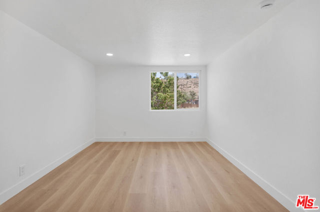 8055 Bangor Avenue, Hesperia CA: https://media.crmls.org/mediaz/c5140e8e-0a93-44f0-b1b1-ada42045bc40.jpg