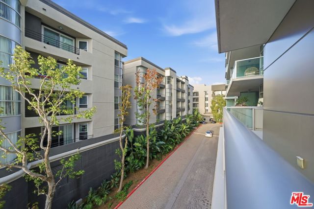 13700 Marina Pointe Drive, Marina del Rey CA: https://media.crmls.org/mediaz/c514743a-47be-4f9d-a57c-f1e5804960e5.jpg