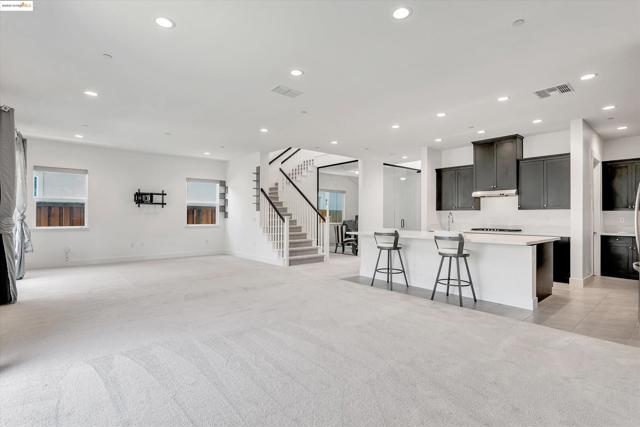 2281 Garden Farms Ave, Lathrop CA: https://media.crmls.org/mediaz/c515adbc-4eaf-405b-bd13-08f026bf7468.jpg