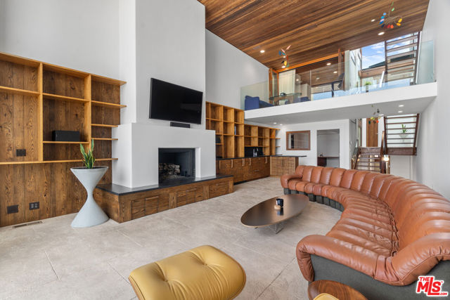 3817 Ocean Front Walk, Marina del Rey CA: https://media.crmls.org/mediaz/c515e8e8-add5-4e42-8746-b4f3fda10d2e.jpg