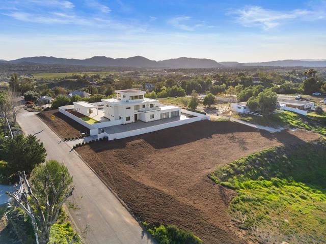41955 Altanos Road, Temecula CA: https://media.crmls.org/mediaz/c516a7ac-8f72-4b3b-bd46-0b1e06b725ce.jpg