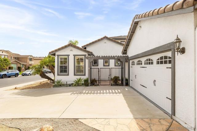 2337 Douglaston Glen, Escondido CA: https://media.crmls.org/mediaz/c516dc5e-8e3e-422a-80da-8d3f3b0320e9.jpg