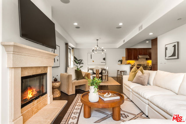 851 19th Street, Santa Monica CA: https://media.crmls.org/mediaz/c51800f3-441e-443d-9458-c7f32eb3d341.jpg