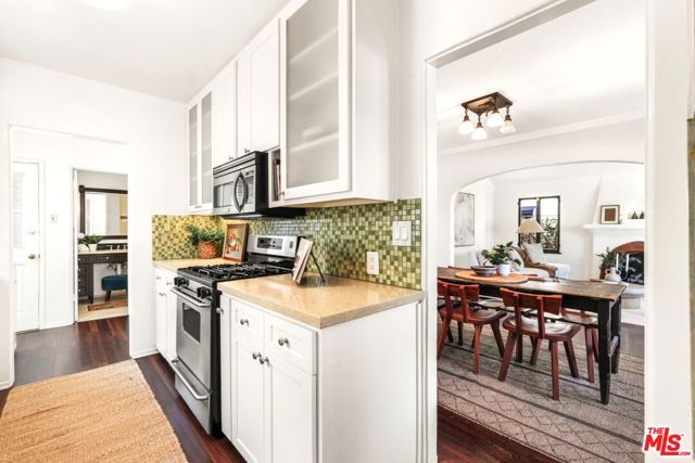 2218 Pearl Street, Santa Monica CA: https://media.crmls.org/mediaz/c5192cf4-5a4d-4fa2-8f76-c6b9b483e6d0.jpg