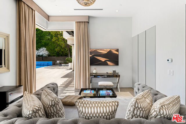 901 Oxford Way, Beverly Hills CA: https://media.crmls.org/mediaz/c5197609-f2de-4ad2-99f0-ed03ba29d285.jpg