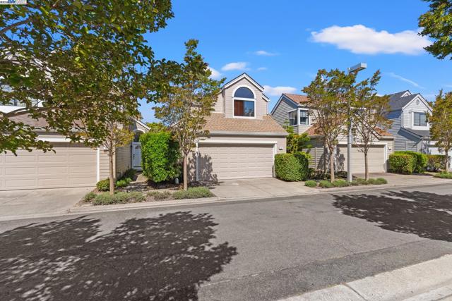 35 Leonard Ct, Alameda CA: https://media.crmls.org/mediaz/c51b7b94-2d7d-459c-aff1-4dc7fdd7aabc.jpg