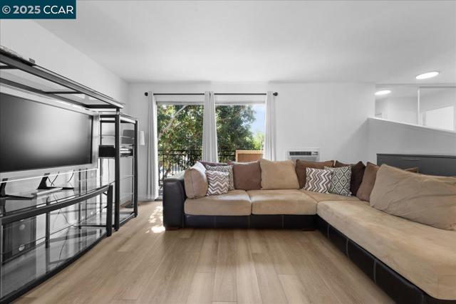 8975 Alcosta Blvd, San Ramon CA: https://media.crmls.org/mediaz/c51b9e73-1669-4220-b306-3ebf585af81e.jpg