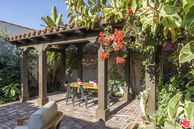 3010 11th Avenue, Los Angeles CA: https://media.crmls.org/mediaz/c51bc80a-01de-421b-917a-f4f78697bbcf.jpg